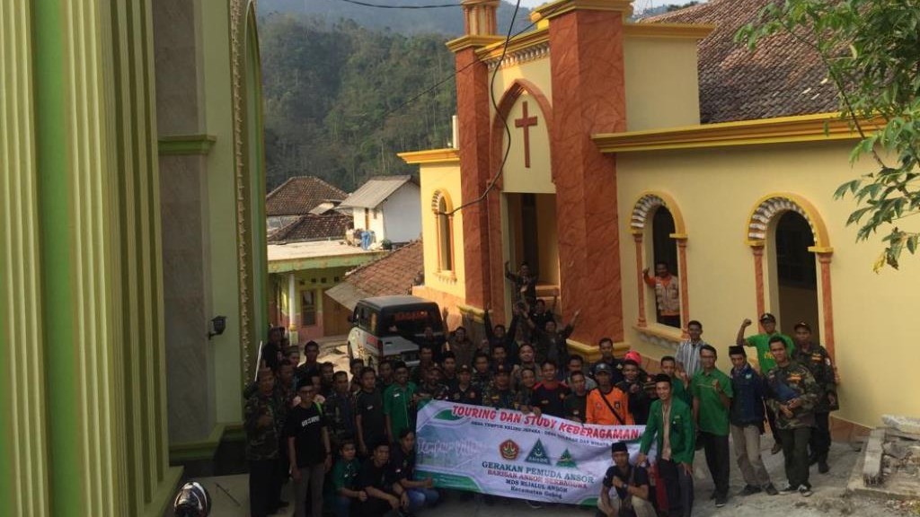 Mengunjungi Masjid dan Gereja  yang Berhadapan di  Tempur 