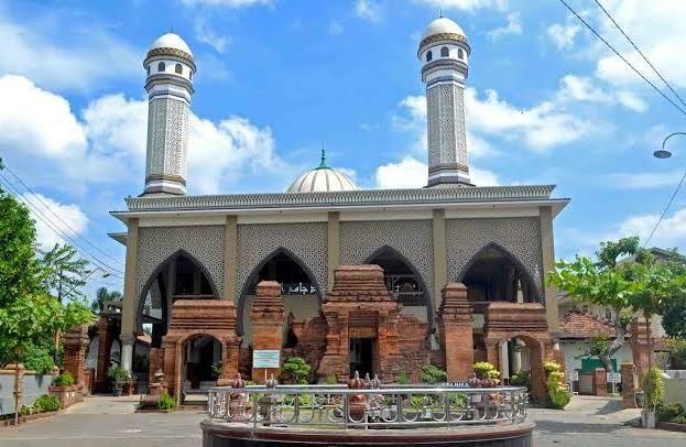 
 Masjid Wali Loram Kulon, yang berada di Kota Kudus. Jejak sejarah Sultan Hadlirin dalam mensyiarkan Islam