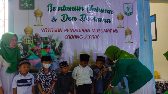 
 Yayasan Pendidikan Muslimat NU Jepara saat memberikan santunan kepada anak yatim.