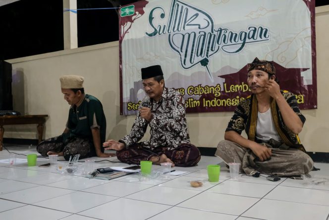 
 Pengurus Yayasan Sultan Hadlirin, Kang Sutarya saat memberikan sambutan di acara Suluk Mantingan (foto: PC Lesbumi)