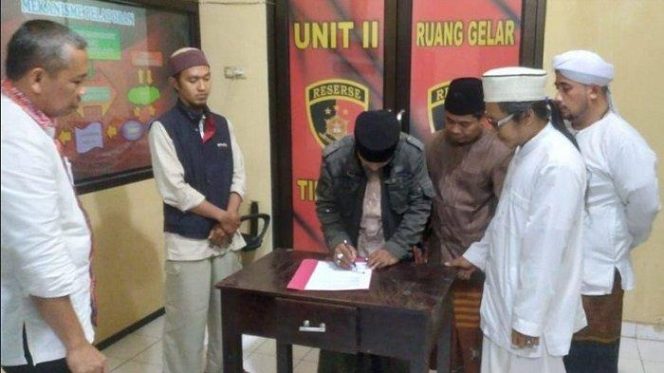 
 Perwakilan Khilafatul Muslimin Ummul Quro Jepara menandatangani kesepakatan dengan MUI Kabupaten Jepara di Mapolres Jepara, (Dok. Polres Jepara).  
