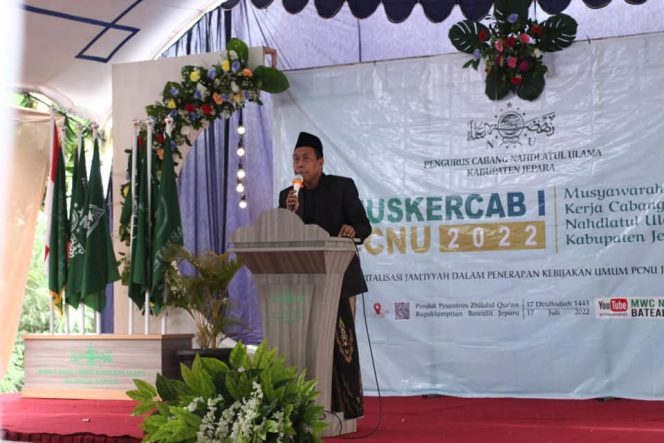 
 KH Hayatun Nufus, Rais Syuriyah PCNU Jepara saat memberikan sambutan.