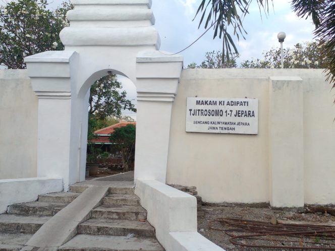 
 Makam Adipati Citrosomo I-VII di Desa Sendang.
