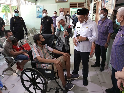 
 Penjabat Bupati Jepara Edy Supriyanta (baju putih) berbincang dengan salah seorang pasien yang berobat di RSI Sultan Hadlirin, Rabu (30/11/2022).