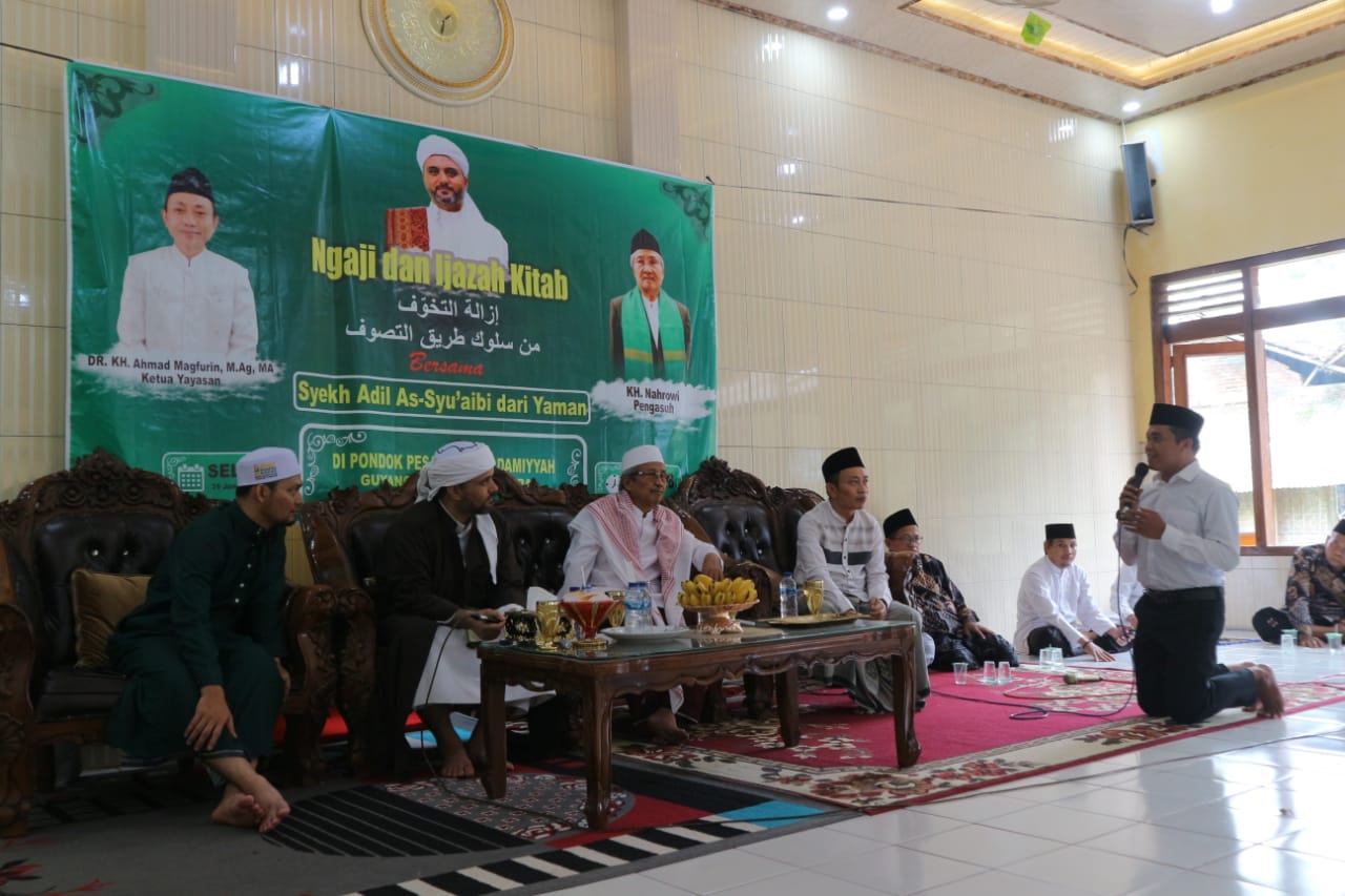 Salah seorang ustaz Ponpes Sadamiyyah bertanya tentang hubungan antara tasawuf dan fiqh ke Syeikh Adil As-Syuaibi dari Tarim-Yaman.