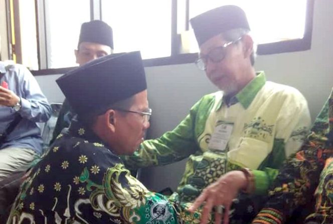 
 KH. Ubaidillah Noor Umar (kanan) bersama KH Charis Rohman sesaat setelah terpilih menjadi Ketua Tanfizdiyah PCNU Jepara.