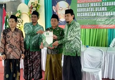 Katib Syuriah PCNU Jepara Kiai M Nasrullah Huda, Sekretaris Tanfidziyah PCNU Jepara Kiai Ahmad Sahil berfoto bersama dengan Rois Syuriah dan Ketua Tanfidziyah MWC NU Nalumsari periode 2023 - 2028, Kiai Nurkhan dan Habib Sholeh usai kegiatan konferensi yang digelar Sabtu (18/2/2023). 