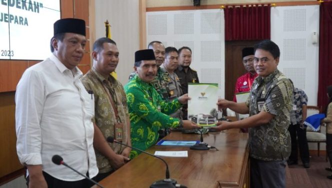 
 Sekda Jepara Edy Sujatmiko menyerahkan kupon Baznas sebagai tanda dimulainya 