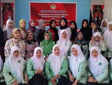 Jajaran PC Fatayat NU Jepara berfoto bersama dengan personel Rutan Kelas II Jepara serta warga binaan yang mengikuti kegiatan KAPAS selama bulan Ramadhan 1444 H. 
