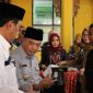 Pj Bupati Jepara didampingi Ketua Baznas Jepara Ir H Sholih saat pentasyarufan zakat kepada warga membutuhkan di Kecamatan Tahunan, Selasa (18/4/2023).