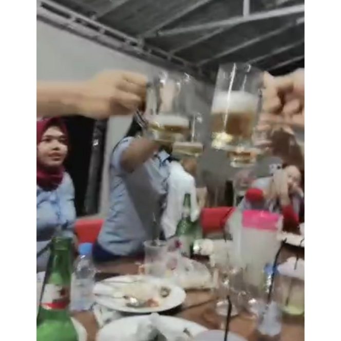
 Tangkapan layar video viral aktivitas makan bersama disertai minum miras WNA dan karyawan perempuan salah satu pabrik di Jepara.