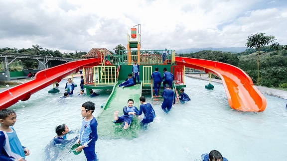 Pengunjung menikmati segarnya air di kolam renang Astana Hinggil Jepara.