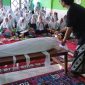 Kasi Binmas Kemenag Jepara HM Badrudin mempraktikkan cara pemulasaran jenazah di hadapan ratusan anggota Fatayat se Kecamatan Tahunan, Ahad (25/6/2023).