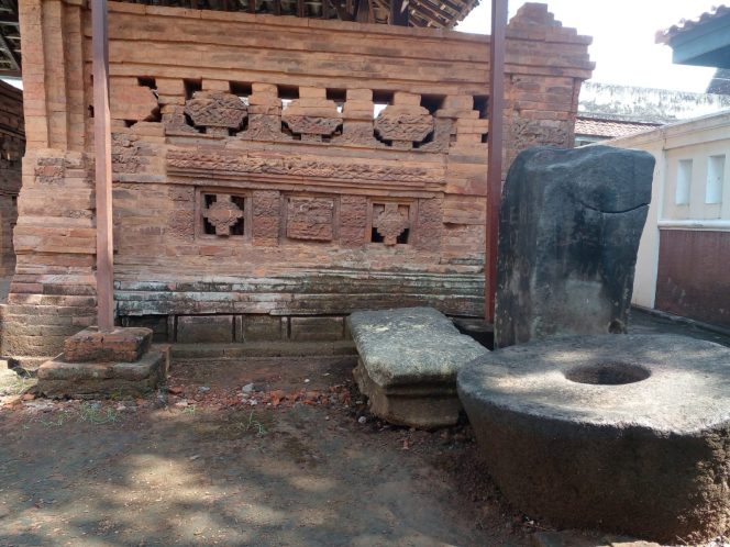 
 Lingga yoni dan batu lumpang yang terdapat di pintu masuk langgar bubrah.