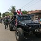 Mas Wiwit dan Dandim 0719/Jepara Letkol Inf Husnur Rofiq menyapa warga saat Kirab Merah Putih di Desa Bandungharjo, Donorojo, Jepara, Kamis (7/9/2023).