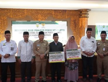 Pj Bupati Jepara, pimpinan Baznas Jepara foto bersama dengan pengurus panti asuhan penerima bantuan PPS, Senin (6/11/2023) 