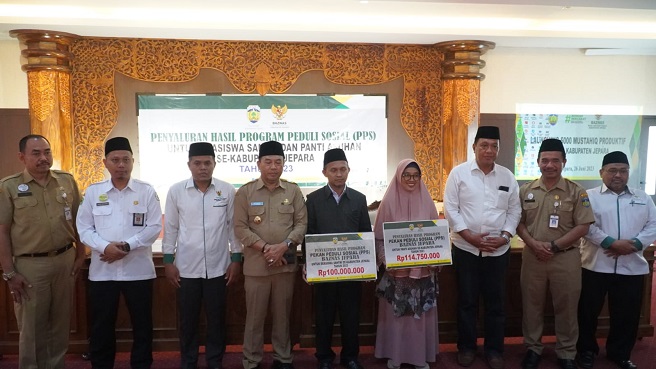 
 Pj Bupati Jepara, pimpinan Baznas Jepara foto bersama dengan pengurus panti asuhan penerima bantuan PPS, Senin (6/11/2023) 