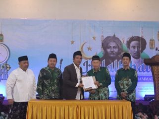 Jajaran PCNU dan PD Muhammadiyah Kabupaten Jepara membacakan seruan dan komitmen untuk pilkada yang damai dan berkualitas di sela-sela kegiatan Halal bi Halal yang digelar di Ono Joglo Resort, Minggu (12/5/2024)  