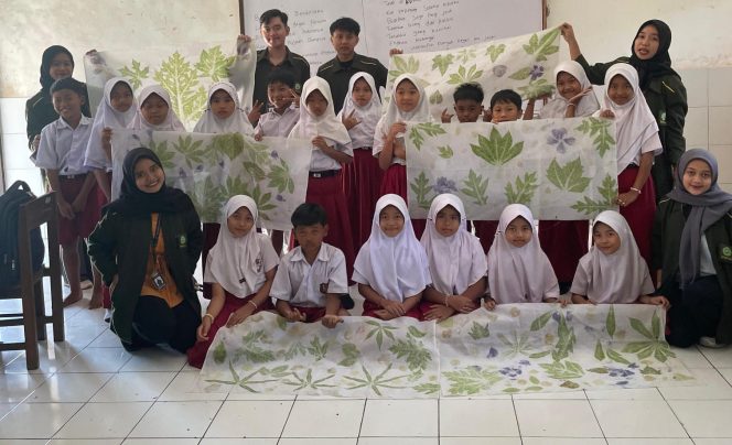 
 Gali Potensi Kreativitas Anak, KKN Unisnu Dampingi Pembuatan Ecoprint Teknik Pounding di SD Negeri 3 Dudakawu