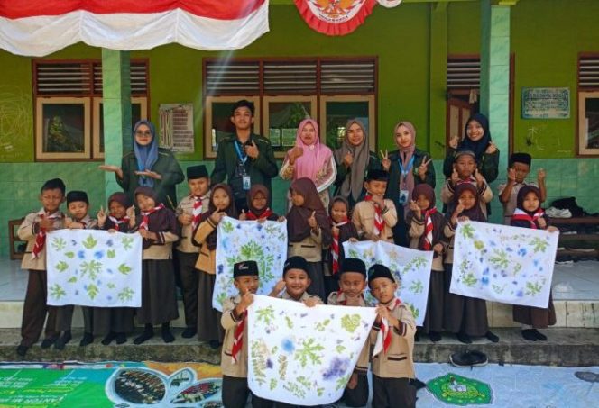 
 KKN UNISNU Ajak Siswa-Siswi MI Miftahus Shabyan Kalipucang Wetan Lestarikan Alam dengan Ecoprint