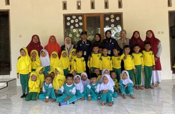 
 Pupuk Kekompakan dan Kebersamaan, KKN Unisnu Rayakan Kemerdekaan Indonesia di RA Manba’ul Ulum Ngasem