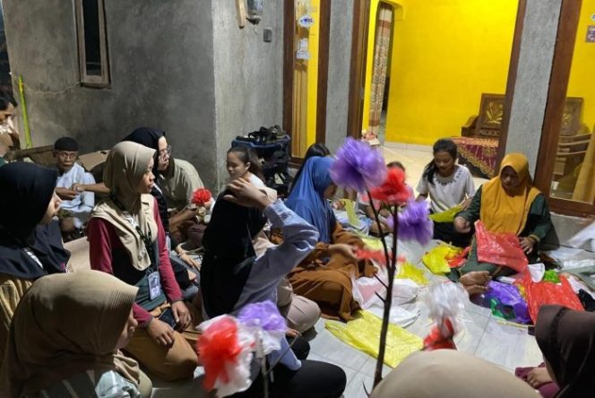 
 KKN Unisnu Ajak Warga Ngasem Berkarya dari Sampah Plastik