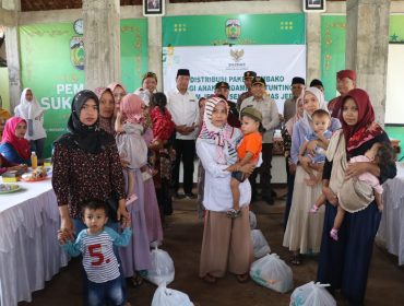 Kegiatan penyerahan bantuan paket sembako untuk pencegahan stunting dari Baznas Jepara kepada warga Sukosono, Jepara.  