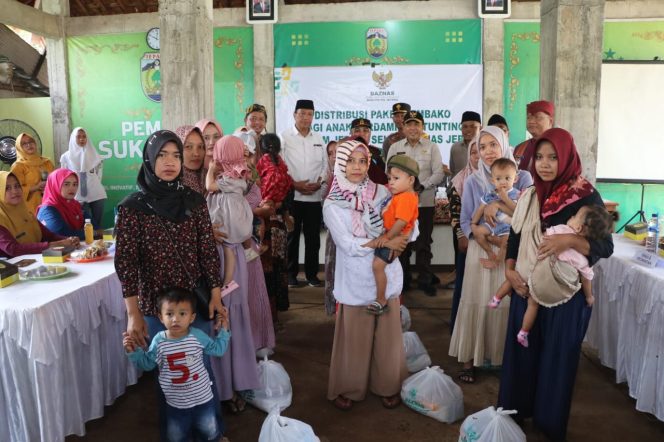 
 Kegiatan penyerahan bantuan paket sembako untuk pencegahan stunting dari Baznas Jepara kepada warga Sukosono, Jepara.  