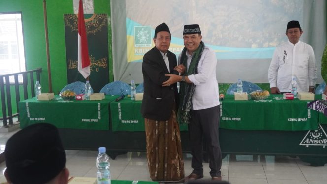 
 Rais Syuriah PCNU Jepara KH Khayatun Abdullah Hadziq foto dengan Pj Bupati Jepara Edy Supriyanta di sela-sela kegiatan manasik haji perdana KBIH NU Jepara, Ahad (13/10/2024).