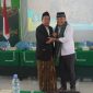 Rais Syuriah PCNU Jepara KH Khayatun Abdullah Hadziq foto dengan Pj Bupati Jepara Edy Supriyanta di sela-sela kegiatan manasik haji perdana KBIH NU Jepara, Ahad (13/10/2024).