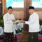 Rais Syuriah PCNU Jepara KH Khayatun Abdullah Hadziq menerima tumpeng dari Pj Bupati Jepara H Edy Supriyanta saat resepsi Hari Santri Nasional 2024 yang digelar di Pendopo Kabupaten Jepara, Selasa (22/10/2024).