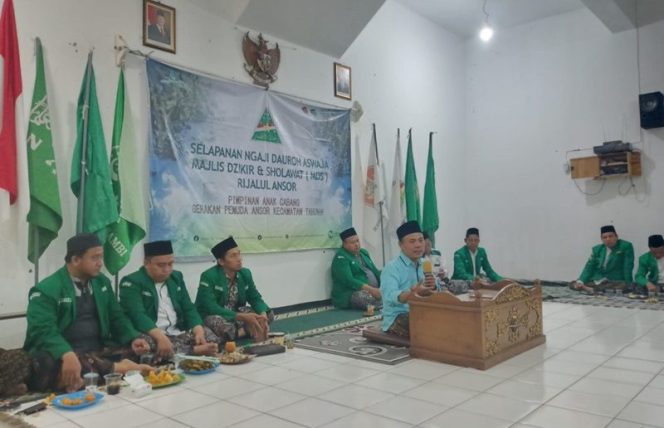 
 Waket Bidang Pengkaderan PC GP Ansor Jepara 2017-2021 Muhammad Jauharuddin saat mengisi idaroh rutinan Rabu Kliwon (Rawon) PAC Ansor Tahunan yang digelar di Gedung NU Desa Tegalsambi, Selasa (29/10/2024).