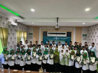 Sebanyak 30 peserta Madrasah Dakwah yang diselenggarakan PCNU Jepara foto bersama usai kegiatan, Kamis (27/2/2025)