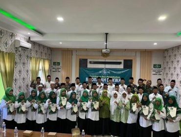 Sebanyak 30 peserta Madrasah Dakwah yang diselenggarakan PCNU Jepara foto bersama usai kegiatan, Kamis (27/2/2025)