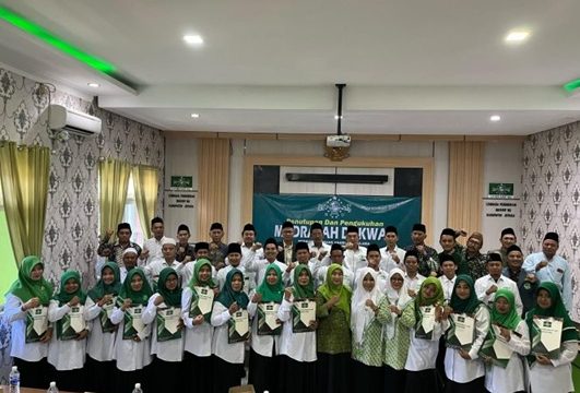 Sebanyak 30 peserta Madrasah Dakwah yang diselenggarakan PCNU Jepara foto bersama usai kegiatan, Kamis (27/2/2025)