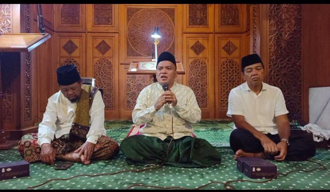 
 Gus Nasrul saat menyampaikan mauidhoh hasanah di Masjid Agung Baitul Makmur Jepara. 