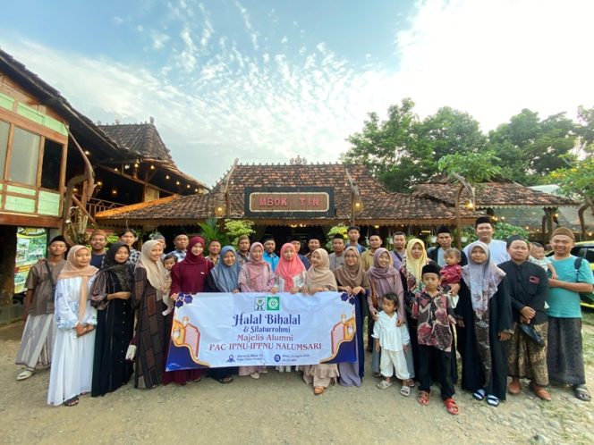 
 Majelis Alumni IPNU-IPPNU Kecamatan Nalumsari foto bersama di sela-sela kegiatan Reuni dan Halal Bihalal Idul Fitri 1446 H, Minggu (20/4/2025)