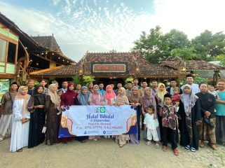 Majelis Alumni IPNU-IPPNU Kecamatan Nalumsari foto bersama di sela-sela kegiatan Reuni dan Halal Bihalal Idul Fitri 1446 H, Minggu (20/4/2025)