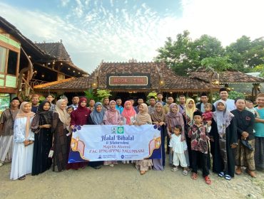 Majelis Alumni IPNU-IPPNU Kecamatan Nalumsari foto bersama di sela-sela kegiatan Reuni dan Halal Bihalal Idul Fitri 1446 H, Minggu (20/4/2025)