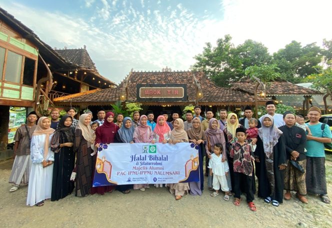 
 Majelis Alumni IPNU-IPPNU Kecamatan Nalumsari foto bersama di sela-sela kegiatan Reuni dan Halal Bihalal Idul Fitri 1446 H, Minggu (20/4/2025)
