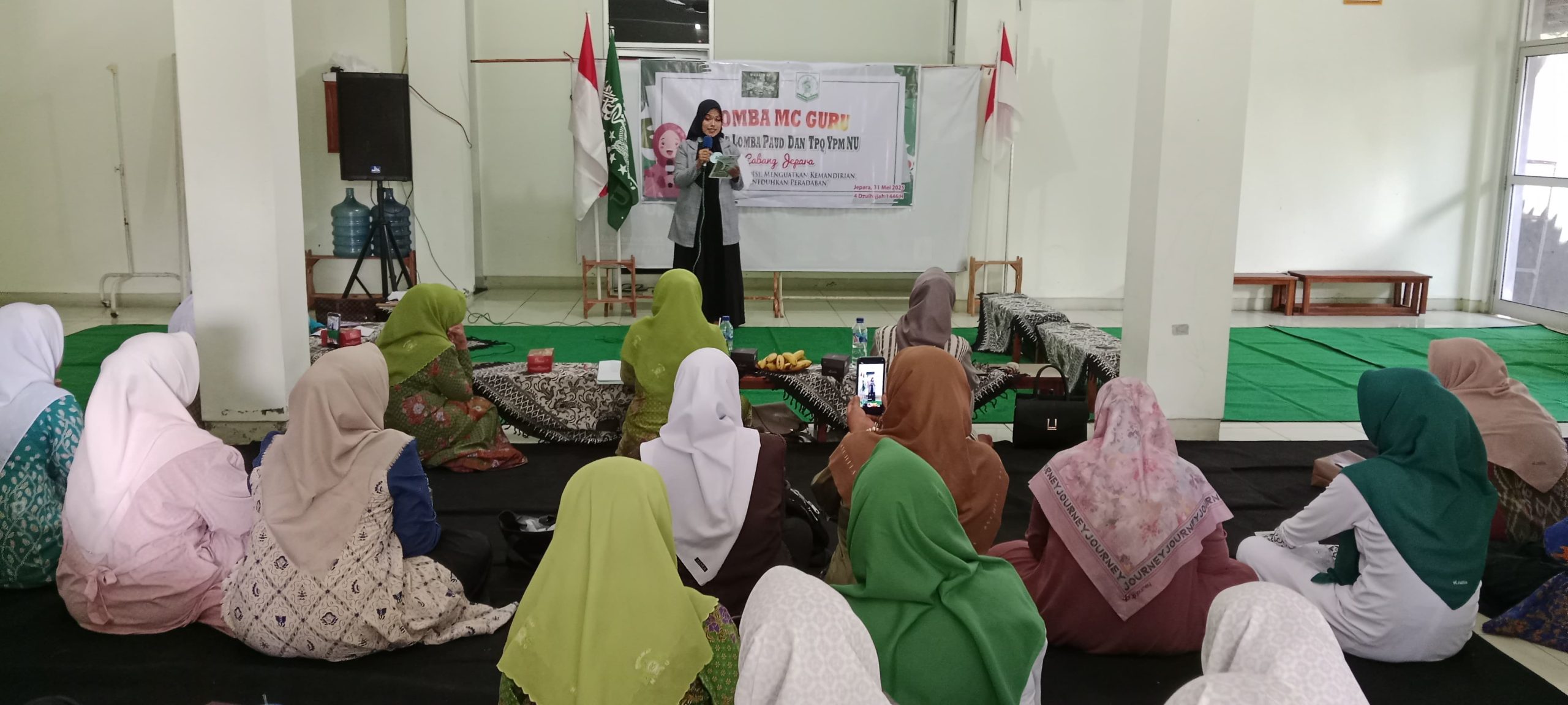 Salah seorang peserta lomba MC menunjukkan kemampuan terbaiknya saat kegiatan Lomba PAUD dan TPQ yang digelar YPMNU Cabang Jepara, Sabtu (31/5/2025). 
