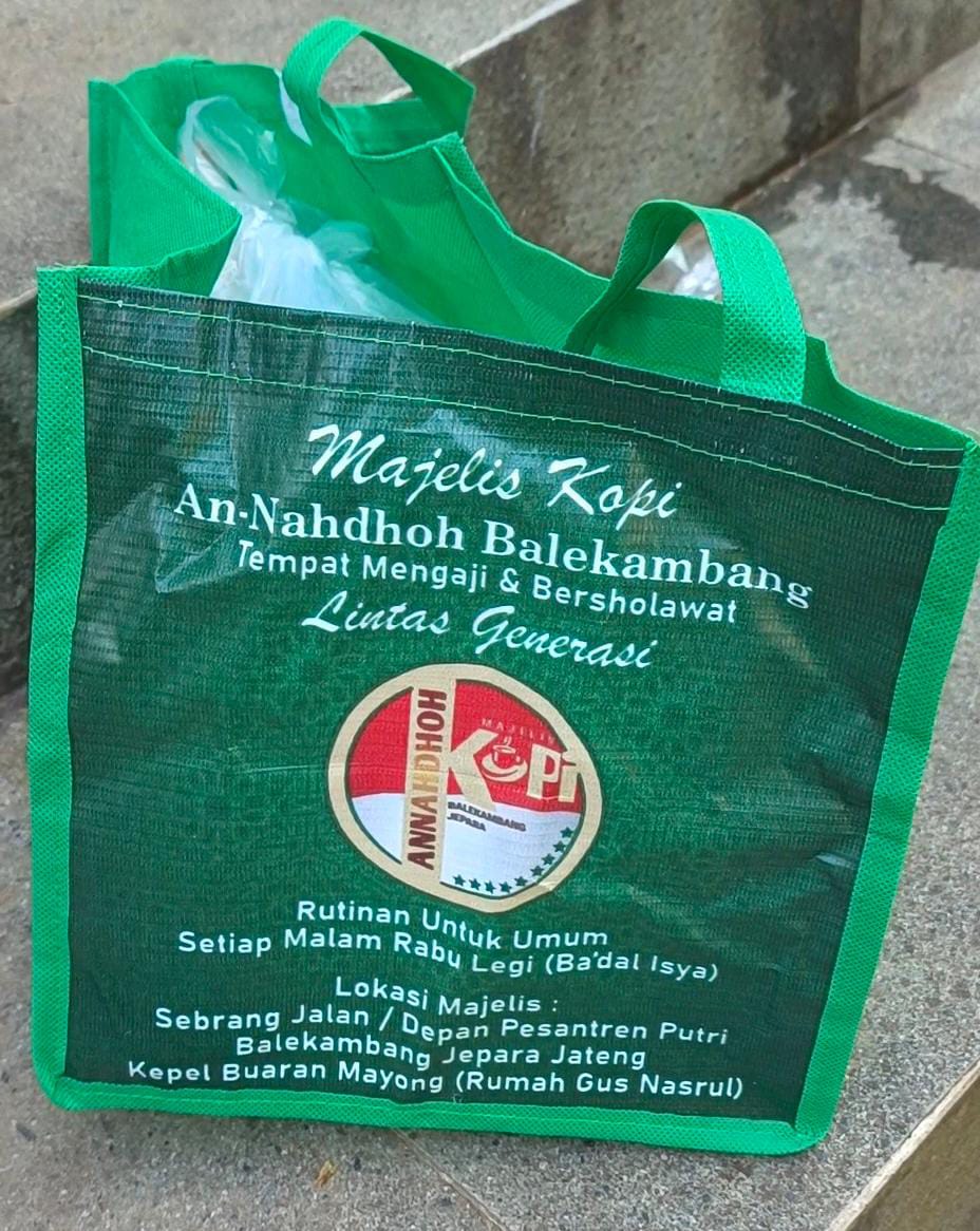 Bingkisan hewan kurban Iduladha 1446 H dari Majelis An-Nahdhoh Balekambang Jepara yang dibagikan kepada warga.