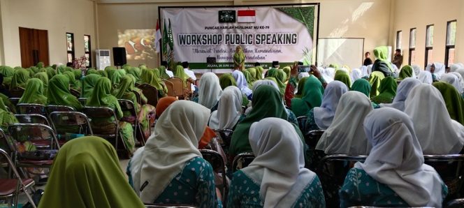 
 Suasana Workshop Public Speaking Muslimat NU Jepara yang digelar di Mutia Vie Cafe & Resto, Senenan, Tahunan, Jepara, Sabtu (28/6/2025). 