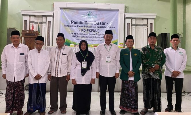 
 Jajaran PCNU Jepara, MWC NU Kalinyamatan foto bersama dengan instruktur di sela-sela kegiatan PD-PKPNU angkatan ke-10 yang digelar akhir Mei lalu di Kalinyamatan.