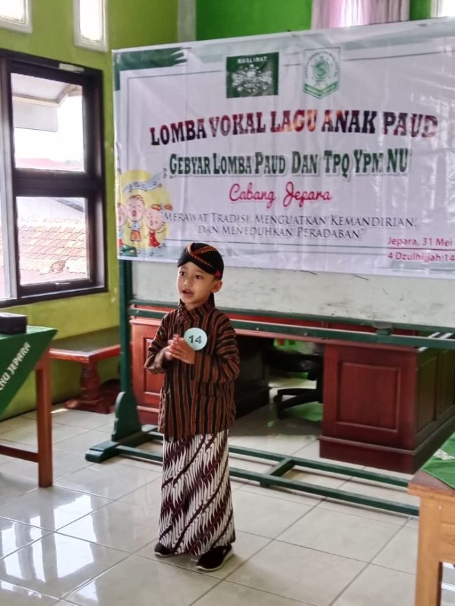 
 Salah seorang peserta lomba vocal anak Muslimat NU menunjukkan kemampuan terbaiknya saat kegiatan Lomba PAUD dan TPQ yang digelar YPMNU Cabang Jepara, Sabtu (31/5/2025). 