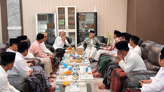 
 Pengurus Nahdlatut Turots saat bertemu dengan Rais A'am PBNU KH. Miftahul Achyar.