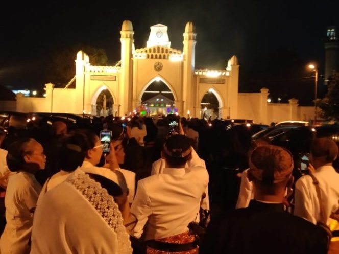 
 Seni Menang di Tengah Kepungan 