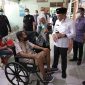 Penjabat Bupati Jepara Edy Supriyanta (baju putih) berbincang dengan salah seorang pasien yang berobat di RSI Sultan Hadlirin, Rabu (30/11/2022).